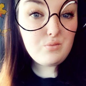 Meet your Posher, Caitlin